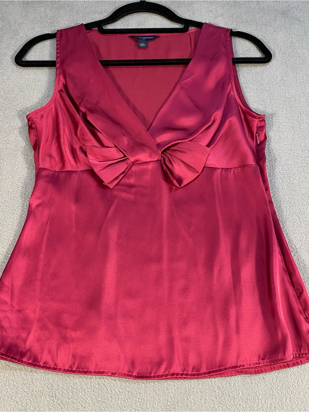 Banana Republic women’s Satin Sleeveless Bow-Front Camisole in Fuchsia, size 0